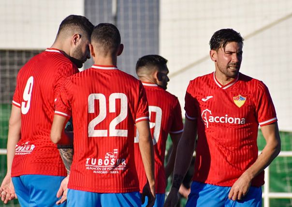 Nico Bezares, jugador del Club Deportivo Guadiaro, a la derecha 