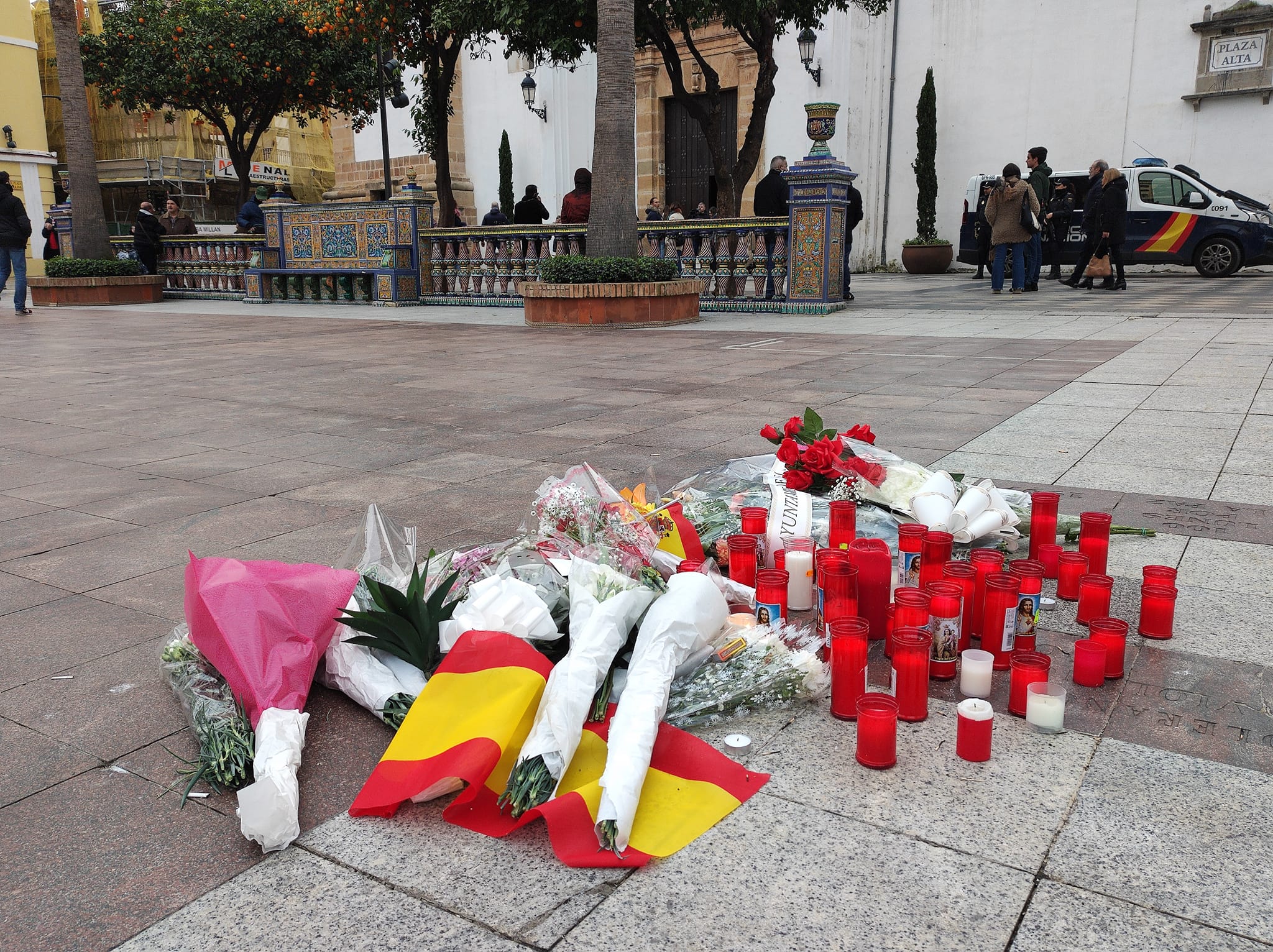 Flores y velas, en el lugar en el que fue asesinado Diego Valencia. 