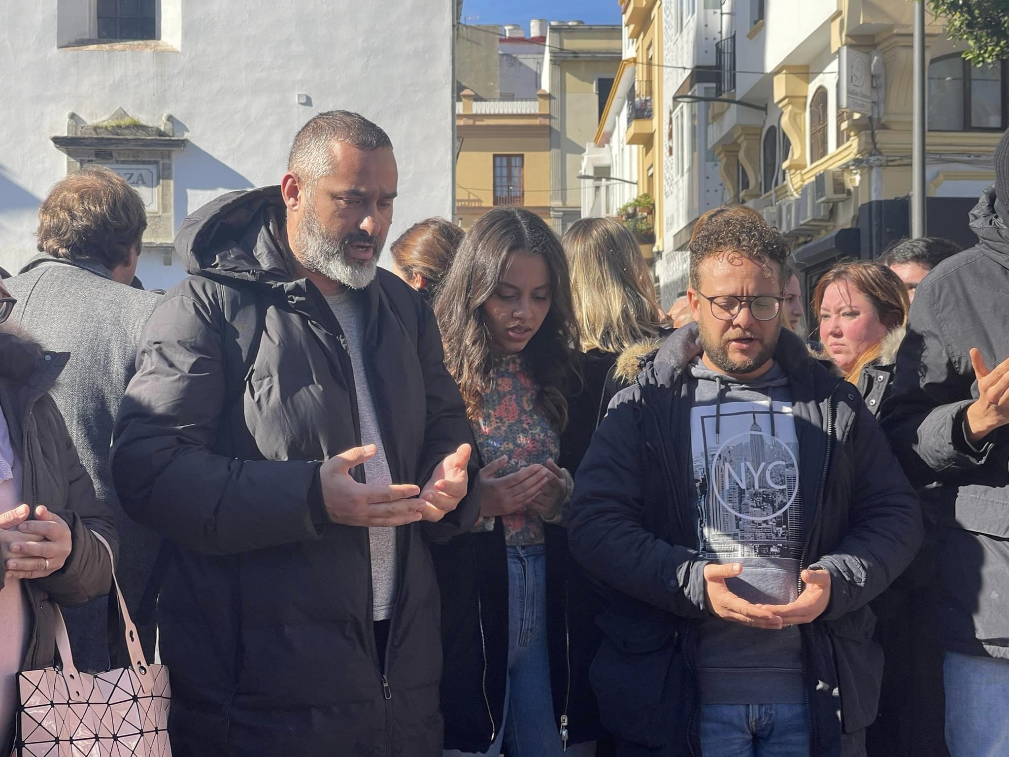 Miembros de la comunidad musulmana de Algeciras rezan ante las velas y flores al fallecido Diego Valencia, en la Plaza Alta. 