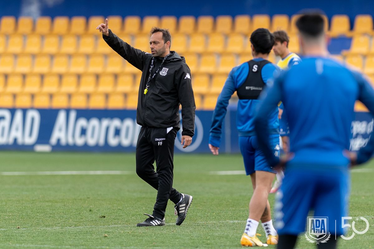 Fran Fernández, entrenador de la AD Alcorcón, en un entrenamiento/FOTO: ADA