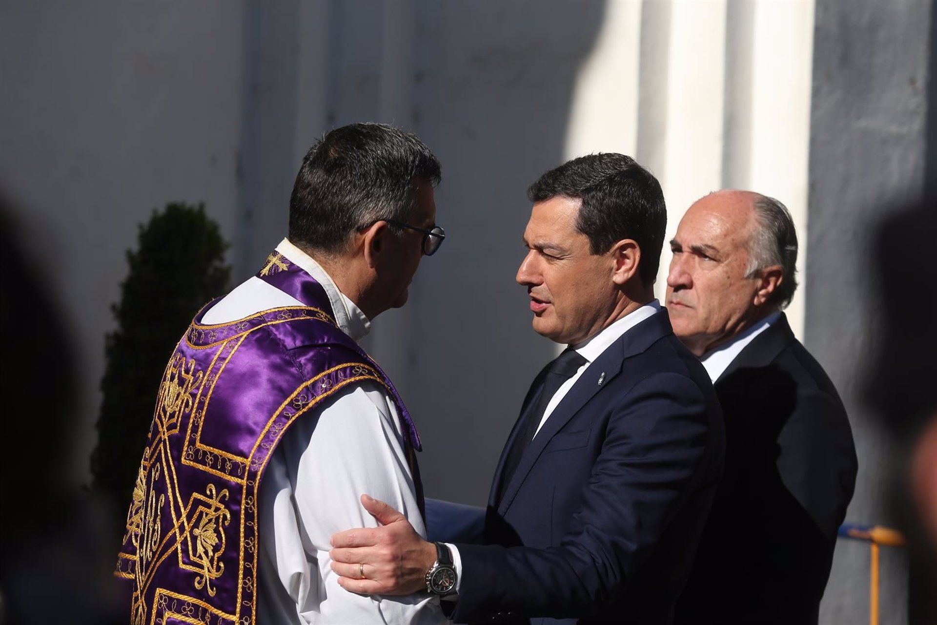 El presidente de la Junta, Juanma Moreno, en Algeciras en el funeral por el asesinato del sacristán de La Palma, Diego Valencia. Foto: Nono Rico/Europa Press. El presidente de la Junta, Juanma Moreno, en Algeciras en el funeral por el asesinato del sacristán de La Palma, Diego Valencia. Foto: Nono Rico/Europa Press.