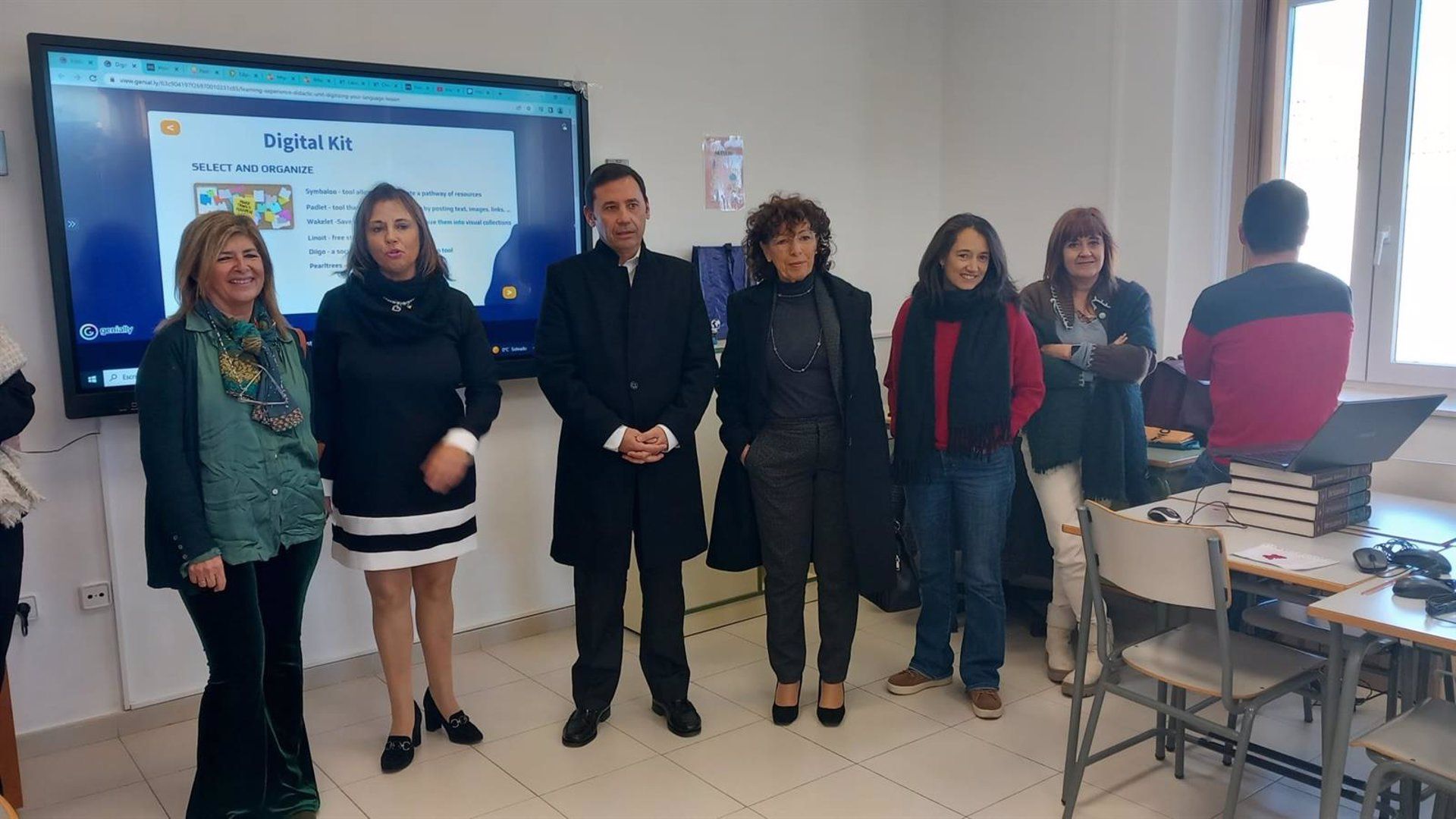 Isabel Paredes, junto a otras autoridades, en la Escuela Oficial de Idiomas de San Roque. Foto: Junta de Andalucía