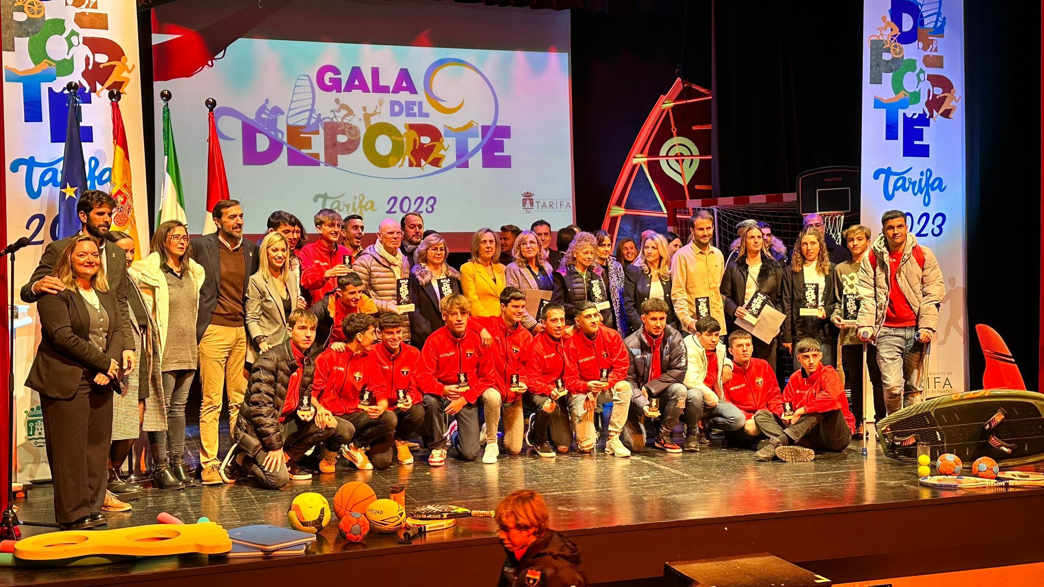 Foto de familia de los premiados en la Gala del Deporte de Tarifa