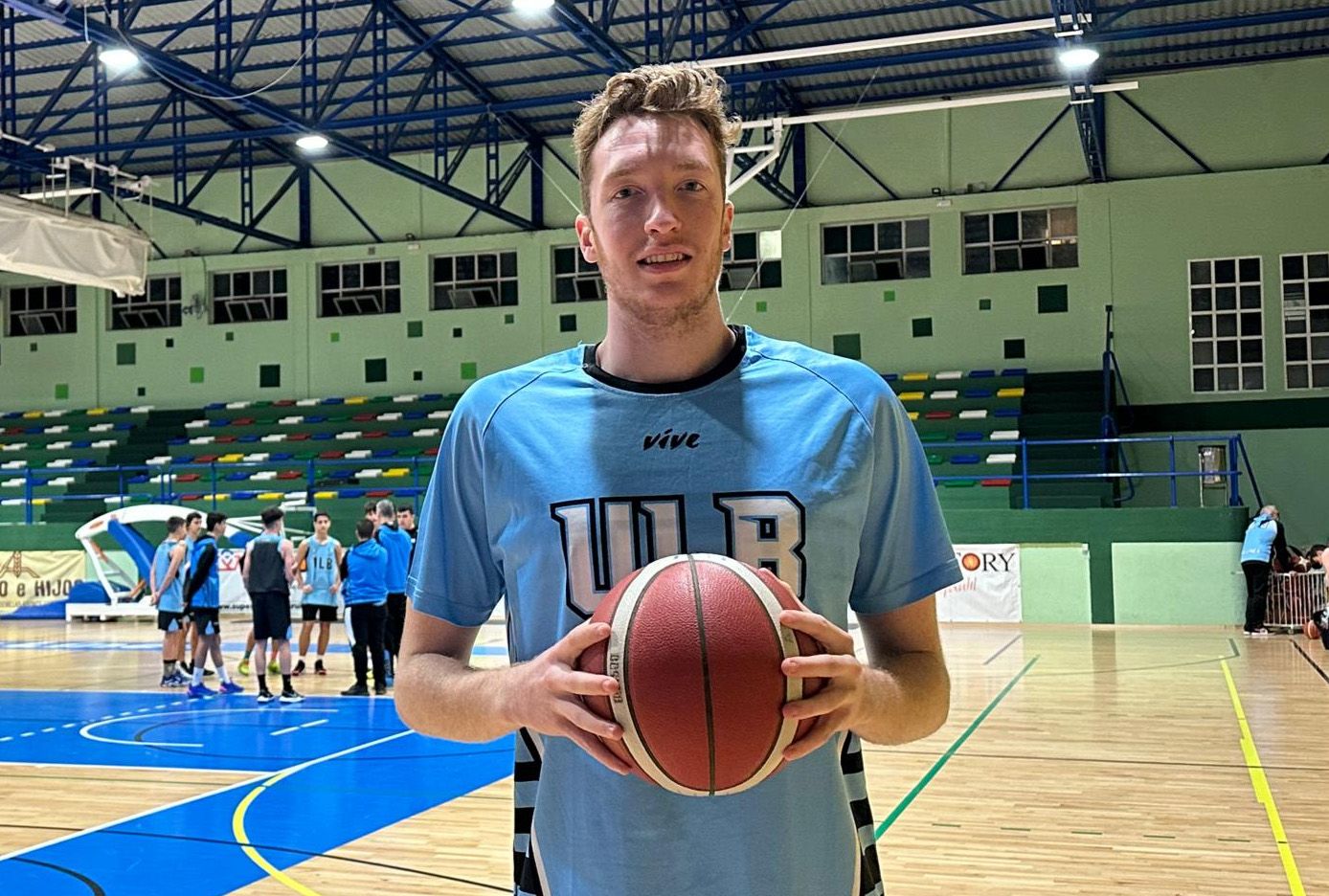 TJ Wright posa con la camiseta de entreno de la Unión Linense de Baloncesto, a donde llega cedido desde UDEA Algeciras