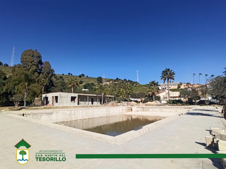 Fase final de la obra de recuperación de la piscina municipal de Tesorillo.