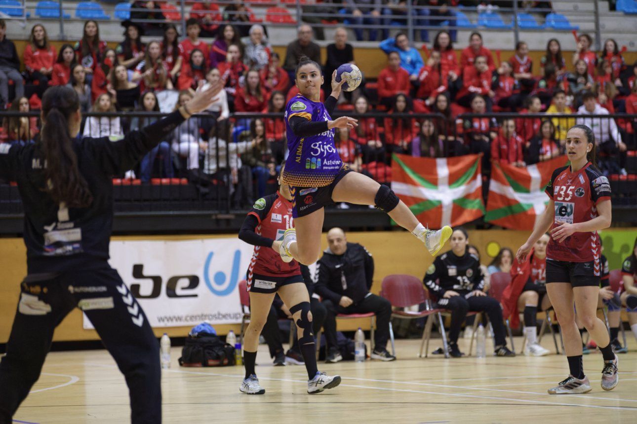 Paula Valdivia, en una espectacular acción, ante la portería de Zuazo/FOTO: @CBLaCalzada