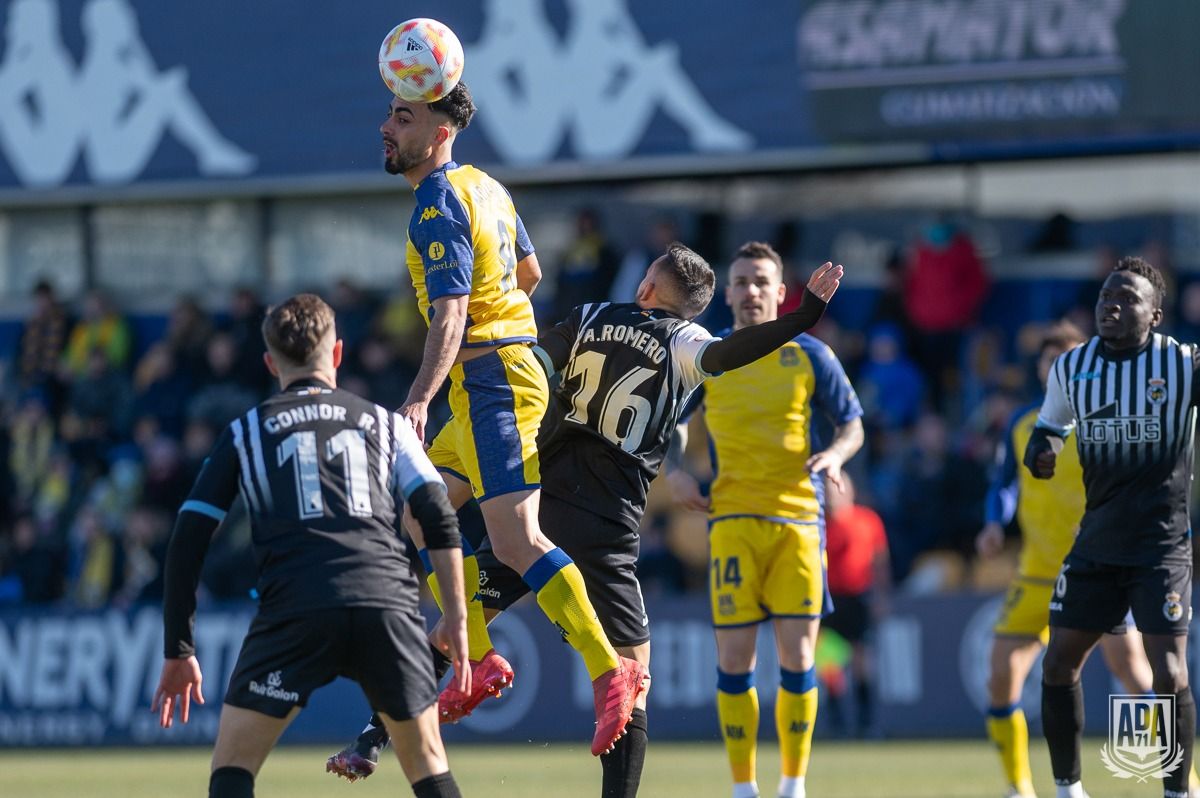 Un lance del encuentro entre la AD Alcorcón y la RB Linense de la 21ª jornada de liga en el Grupo I de la Primera Federación