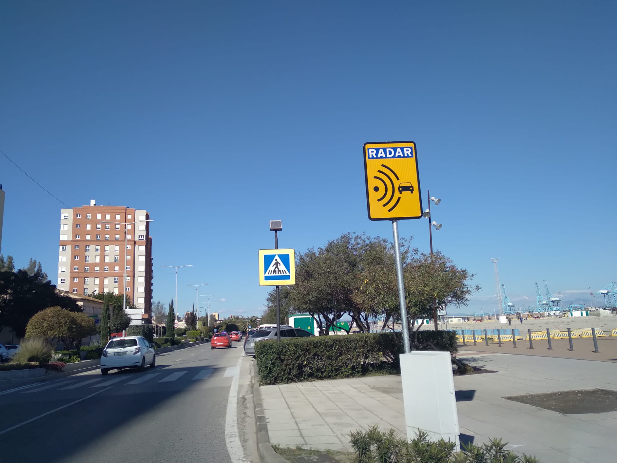 Señal informativa que alerta de la presencia del radar. Foto: 8Directo.