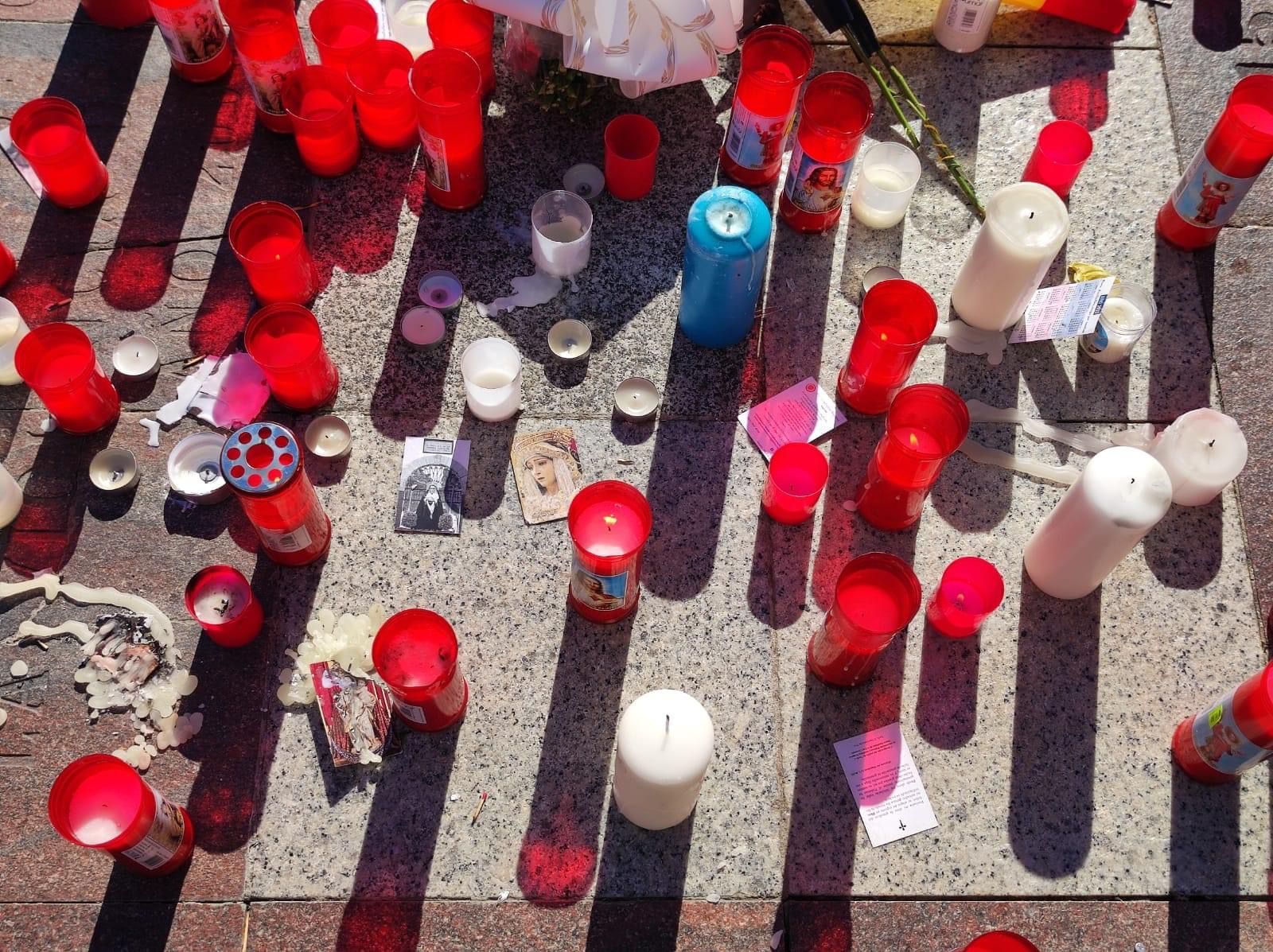 Velas en la Plaza Alta en recuerdo del sacristán asesinado. Foto: 8Directo.