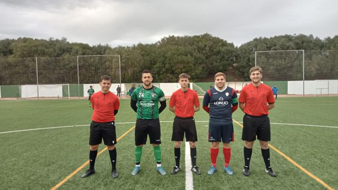 Los capitanes de AD Taraguilla y CD Estrella Portuense junto al trío arbitral Los capitanes de AD Taraguilla y CD Estrella Portuense junto al trío arbitral