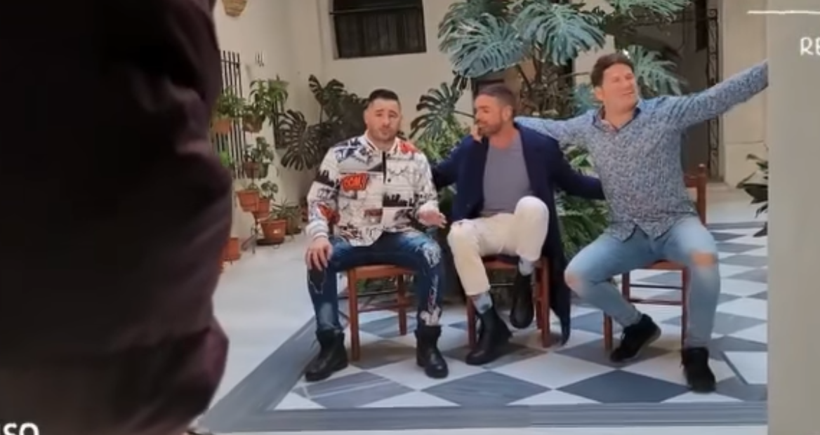 Andy y Lucas junto a Los Rebujitos en el videoclip de la nueva versión de 'Quiero ser tu sueño'. 