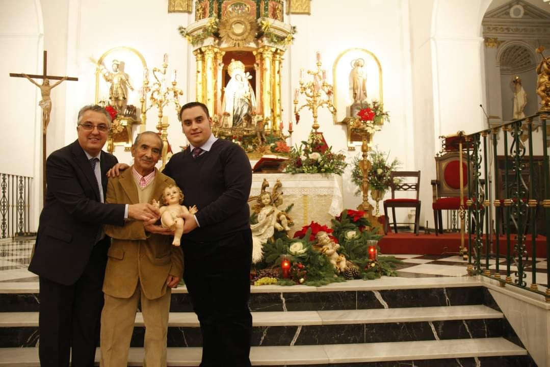 Pesar en la Parroquia San Isidro Labrador de Los Barrios por el fallecimiento del sacristán Luis Acosta. 