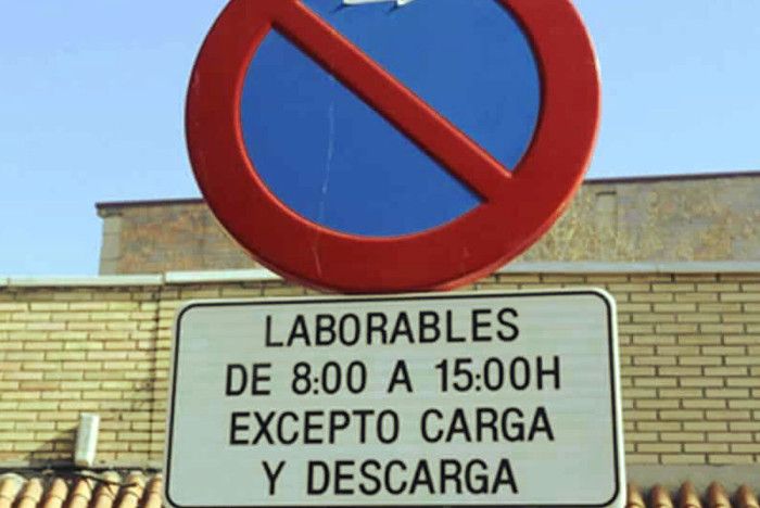 Una señal de prohibido aparcar excepto carga y descarga.