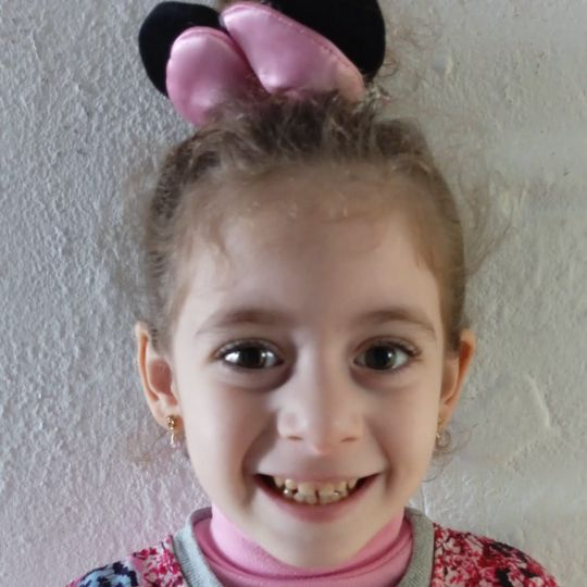 La joven jimenata Adara Vallecillo Reyes, de 4 años, que padece fibrosis quística.