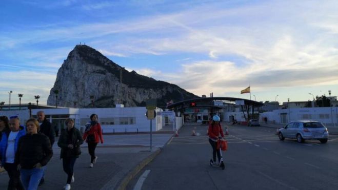 Una persona cruza la frontera con Gibraltar en patinete. Imagen de archivo. Un brasileño residente en La Línea, en prisión preventiva por robar varios patinetes eléctricos