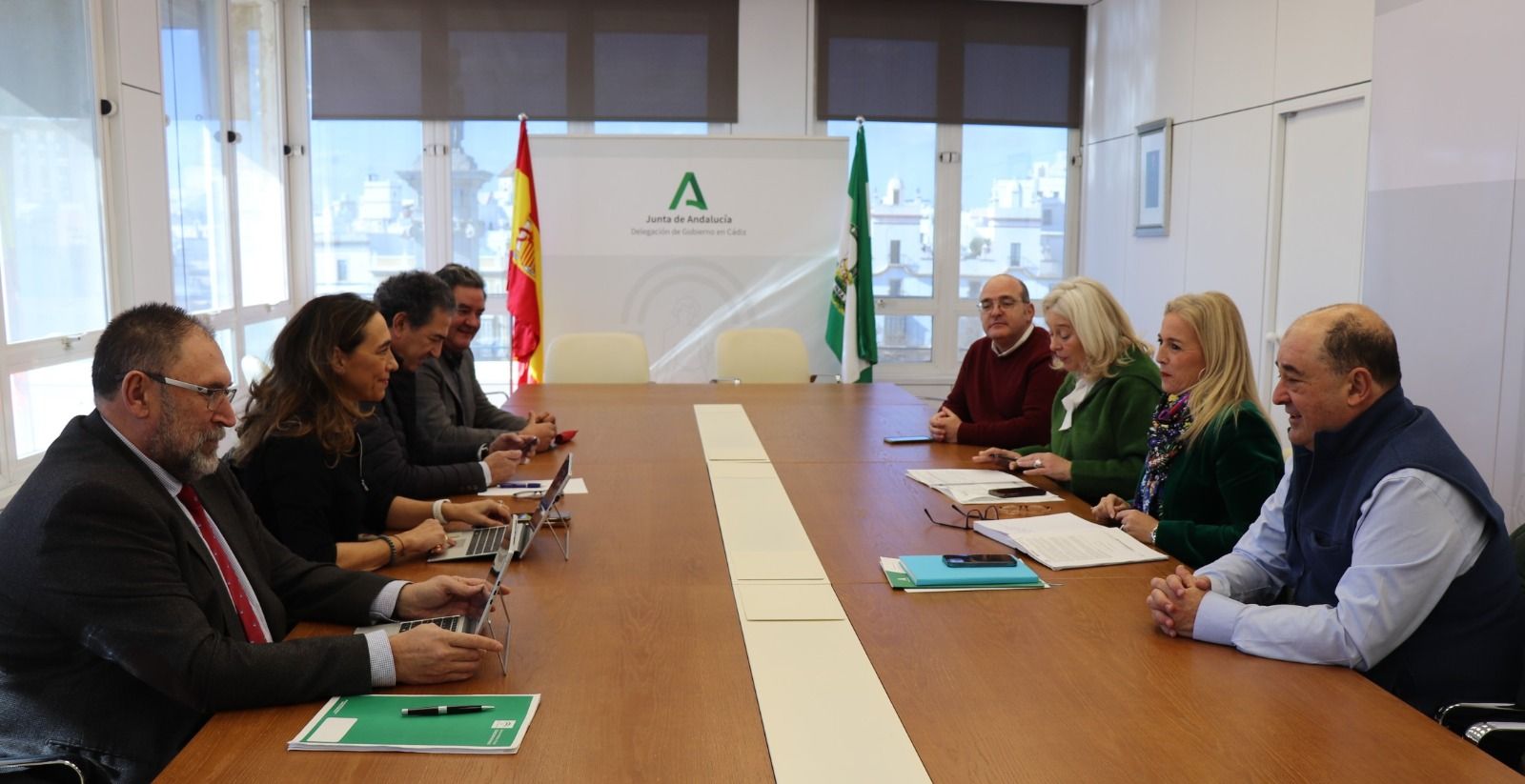 Reunión de trabajo que han mantenido la delegada del Gobierno de la Junta de Andalucía en Cádiz, Mercedes Colombo, y la delegada territorial de Salud y Consumo, Eva Pajares, con los seis gerentes del Servicio Andaluz de Salud (SAS) en la provincia.