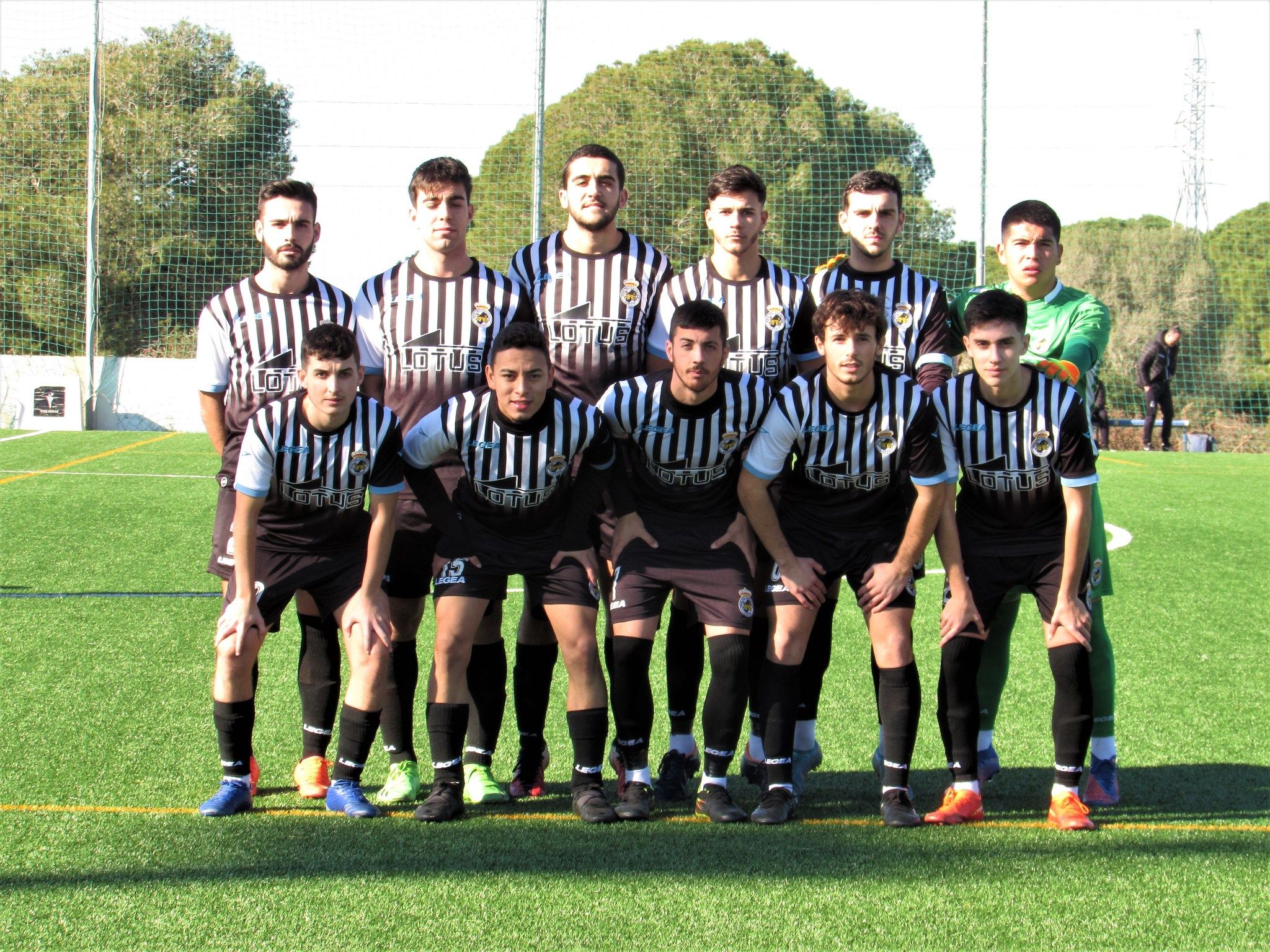 Formación del filial de la Real Balompédica Linense en casa del Cádiz CF C/FOTO: Cantera Balona 