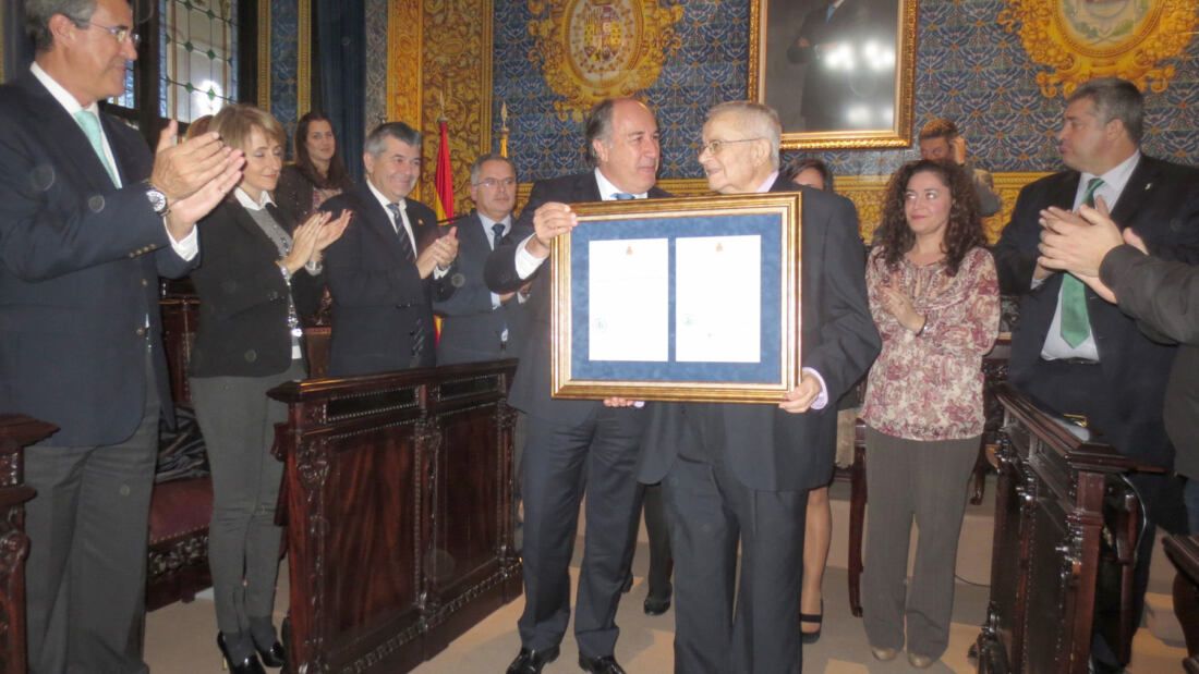 Entrega-titulo-hijo-adoptivo-1