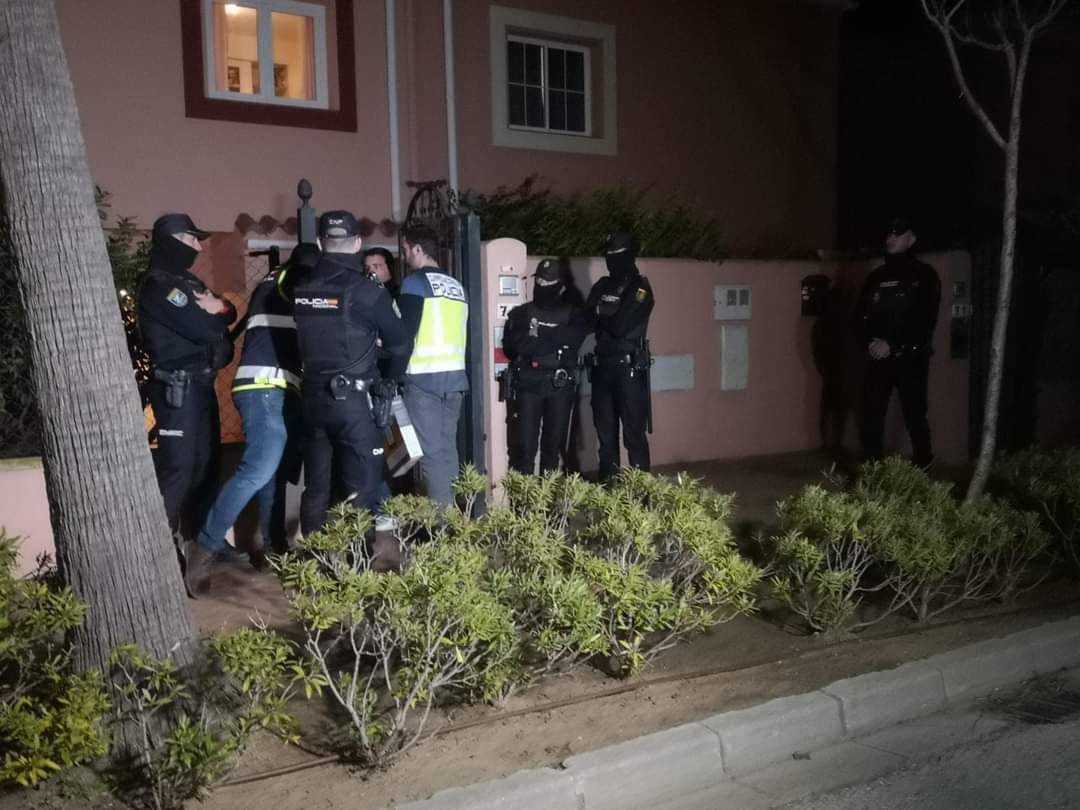 Dispositivo policial y judicial en la calle Narcisos de La Alcaidesa, donde se han encontrado a dos cuerpos en el interior de una vivienda. Un caso que se investiga como violencia de género. Foto: S.D.