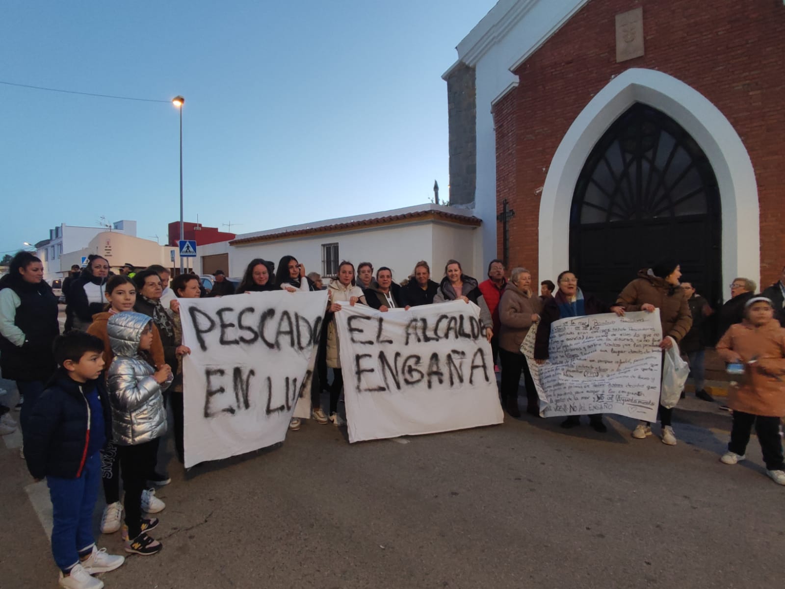Vecinos de Pescadores, en contra de la apertura en el barrio de un centro para personas sin hogar. Fotos: S. D.