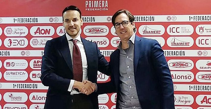 Félix Sancho y Mac Lackey se estrechan las manos tras el acuerdo de colaboración entre ambos