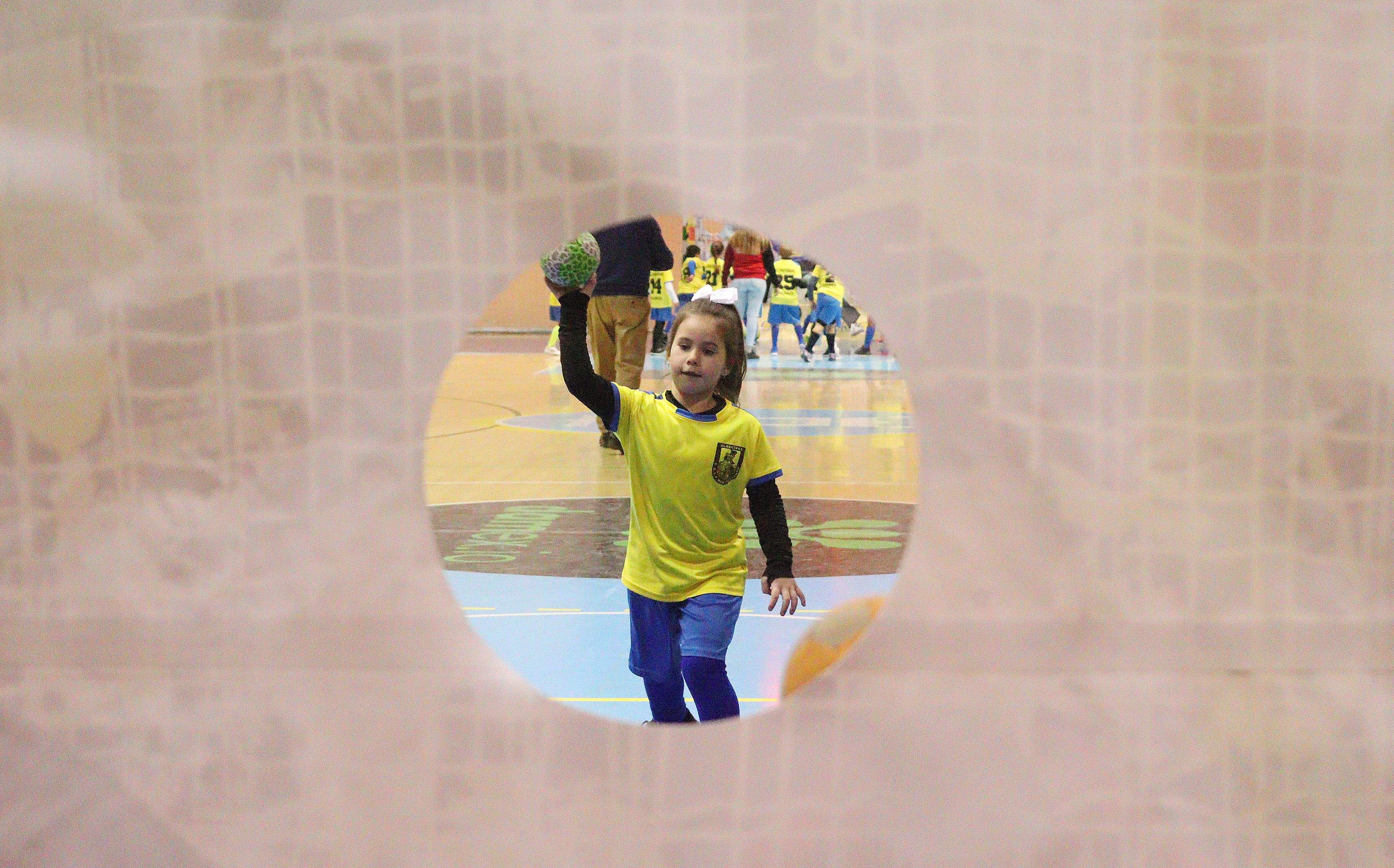 Una jugadora de balonmano del CEIP Mediterráneo intenta un lanzamiento/FOTO: Axel S.C.