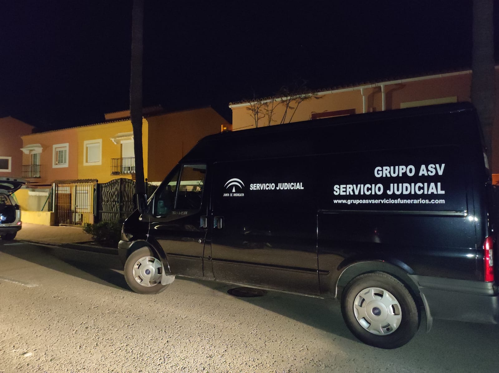 El Gobierno confirma como machista el asesinato de la mujer de La Alcaidesa. Dispositivo policial y judicial en la vivienda de La Alcaidesa, en La Línea, en la que este martes fueron hallados los cuerpos sin vida de dos personas. Foto: S.D. El Gobierno confirma como machista el asesinato de la mujer de La Alcaidesa. Dispositivo policial y judicial en la vivienda de La Alcaidesa, en La Línea, en la que este martes fueron hallados los cuerpos sin vida de dos personas. Foto: S.D.