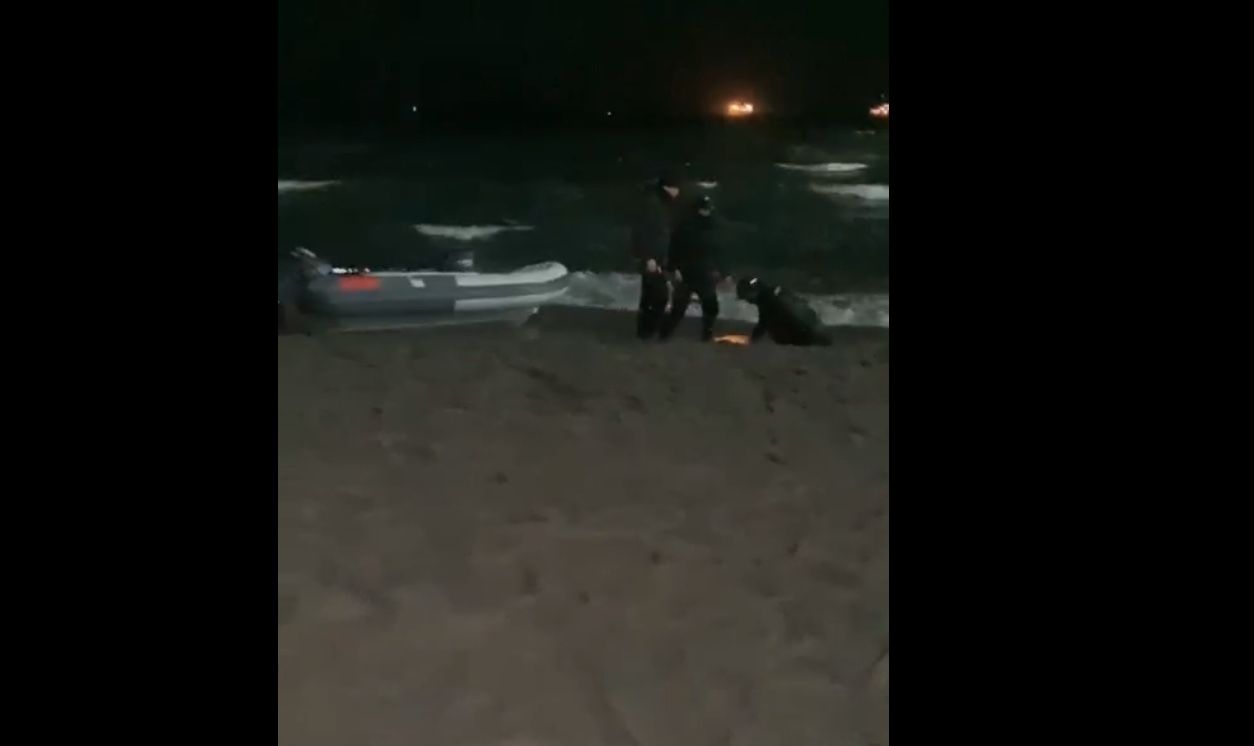 Funcionarios de Vigilancia Aduanera tras sufrir un ataque en plena playa. 