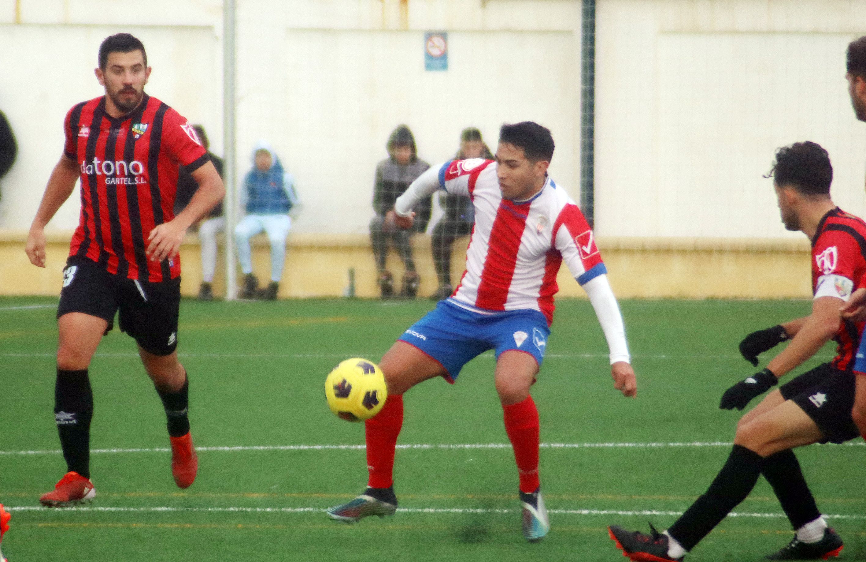 Matías Peralta, jugador del Algeciras CF B, durante el encuentro ante la UD Roteña