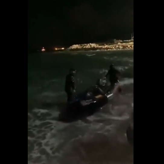 Captura del vídeo en el que se ve la agresión sufrida por estos dos agentes de Vigilancia Aduanera la madrugada del pasado jueves en una actuación contra el contrabando de tabaco entre Gibraltar y La Línea.