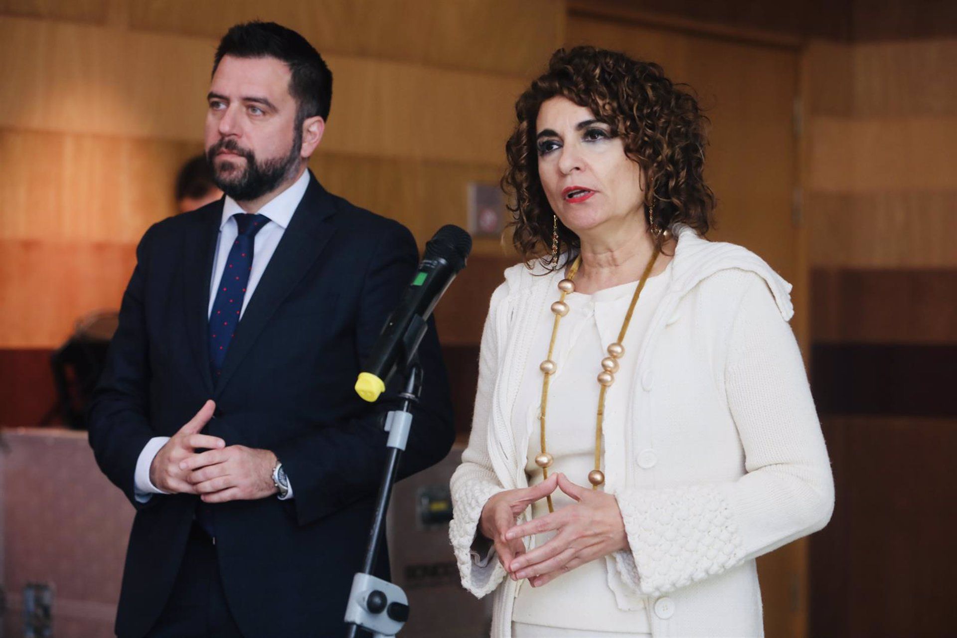Montero dice que Aduanas va a investigar y pedir explicaciones por la agresión a dos agentes en Gibraltar. María Jesús Montero atiende a los periodistas en la Zona Franca en Cádiz. Foto: Nacho Frade. Europa Press. 