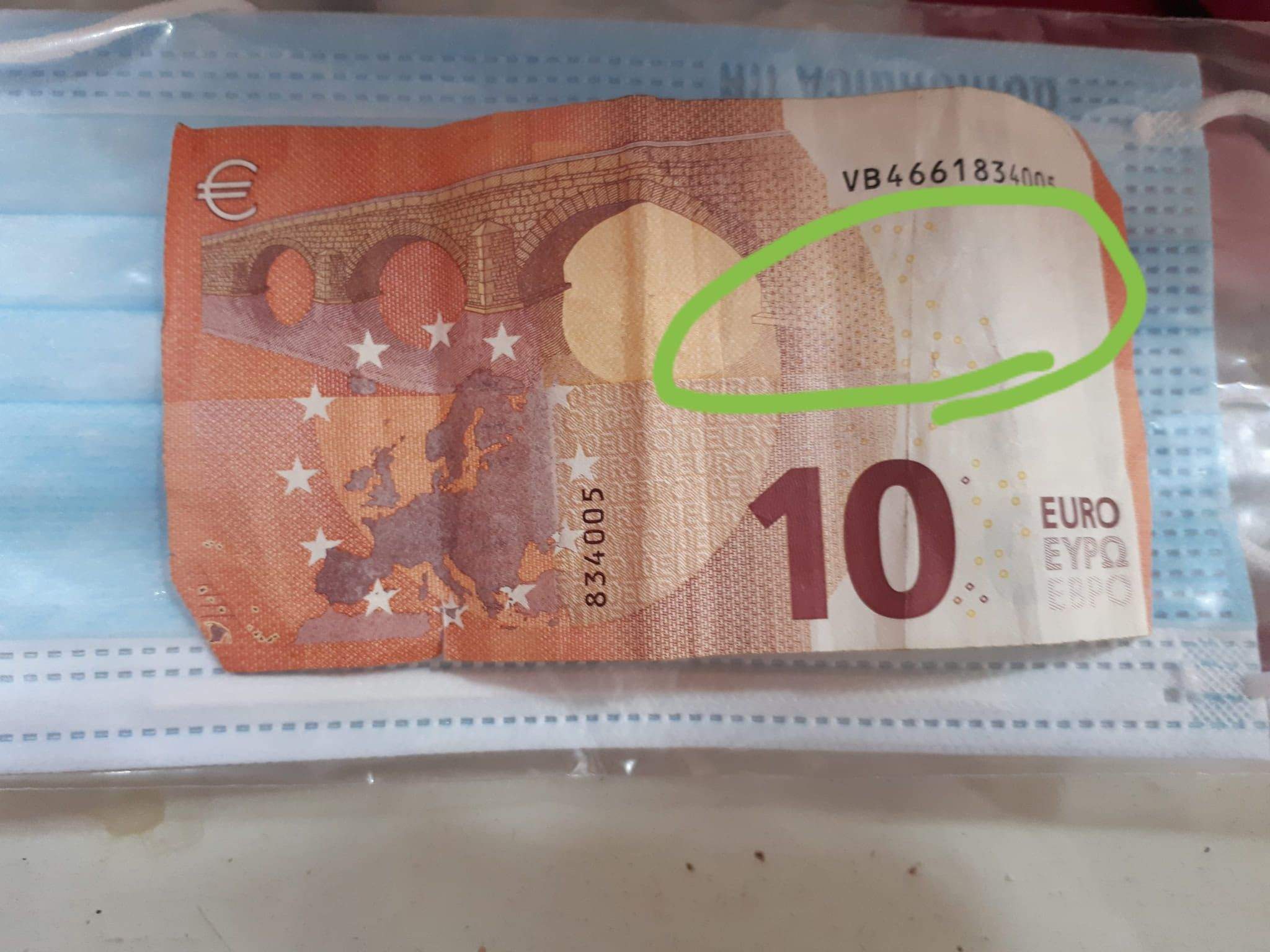 Un ejemplo del billete que buscaban, destacando el lugar en el que lleva escrito esta especial dedicatoria: "Te quiero, mamá".