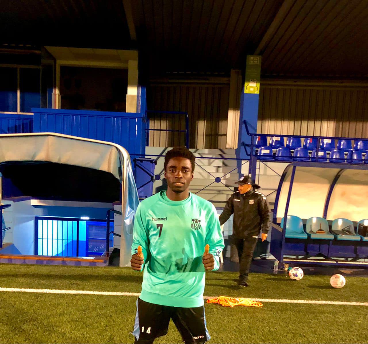 Michael Andoh posa con la sudadera del Alhaurín de la Torre