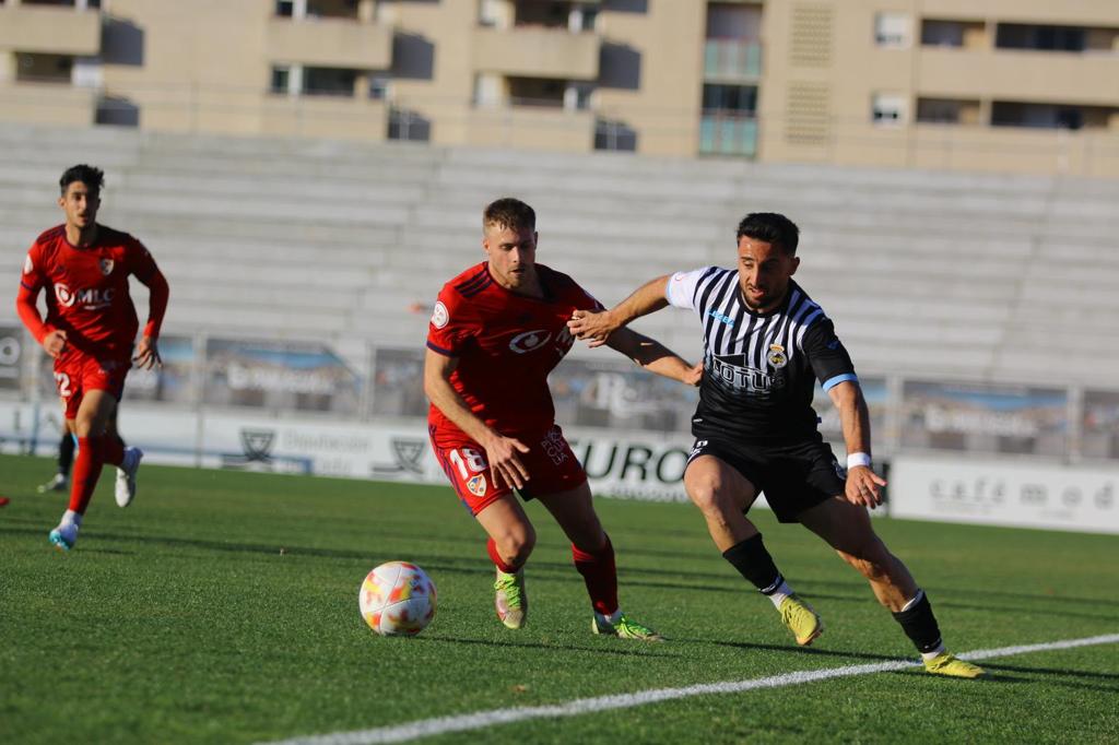Un lance del encuentro entre la RB Linense y el Linares Deportivo/FOTO: RBL1912