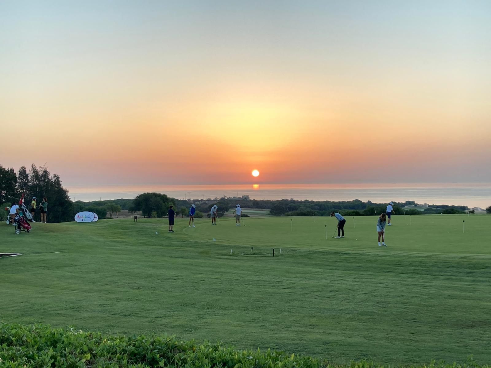 Varios golfistas prueban sus putts antes de un torneo