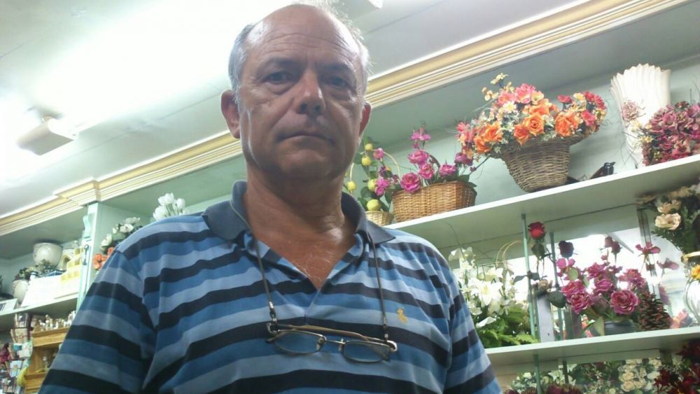Diego Valencia, en su floristería El Carmen.