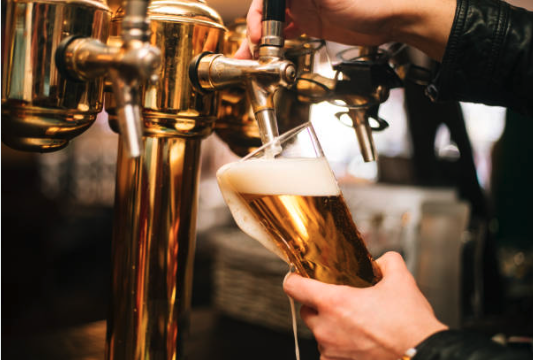 Servir cerveza. iStock.