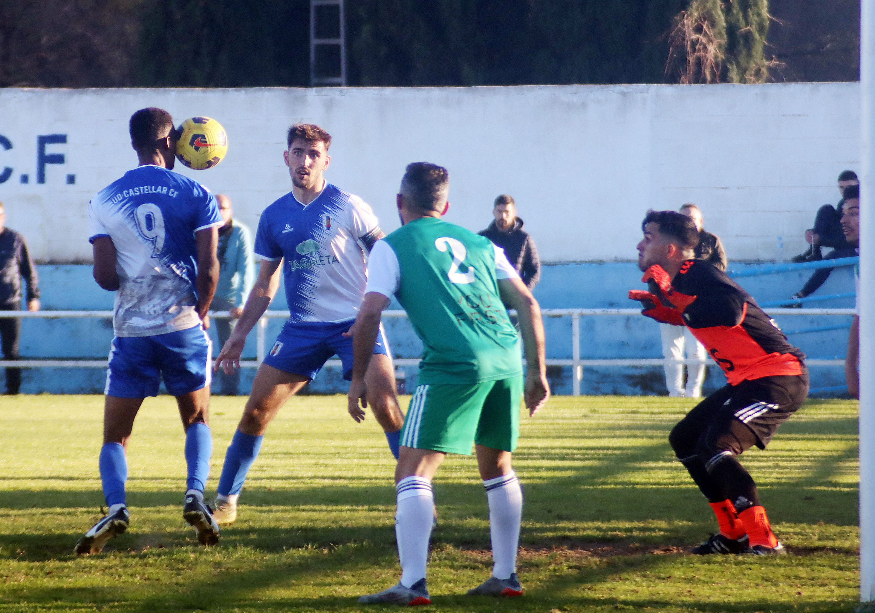El jugador de la UD Castellar CF, Aliou, remata de cabeza ante la meta del Atlético San José/Foto: Axel S.C.