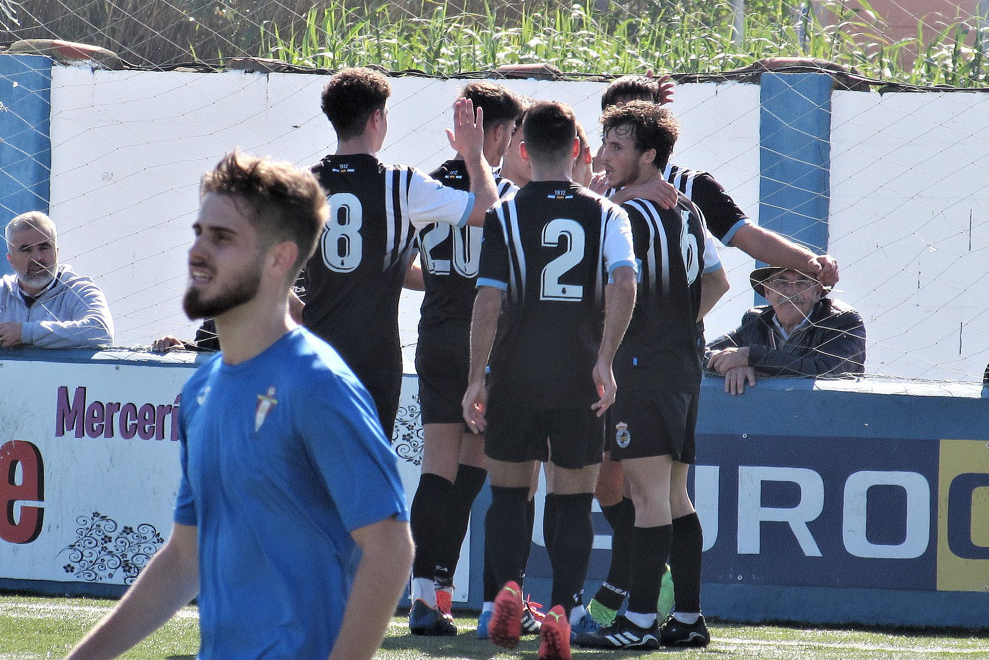 Los jugadores del filial de la Real Balompédica Linense celebran el primer gol al Chiclana Industrial/FOTO: Cantera Balona