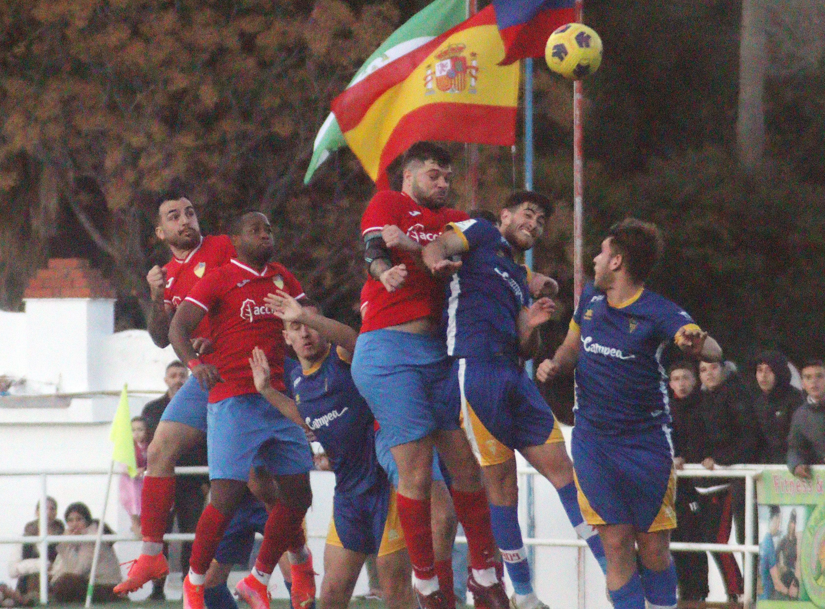 Un momento del derbi entre el CD Guadiaro y el Algeciras CF B de la Primera Andaluza/Foto: Axel S.C.