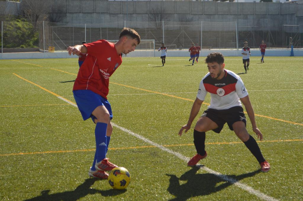Un momento del encuentro entre el Medina Sidonia y el CD La Rock Puente FC