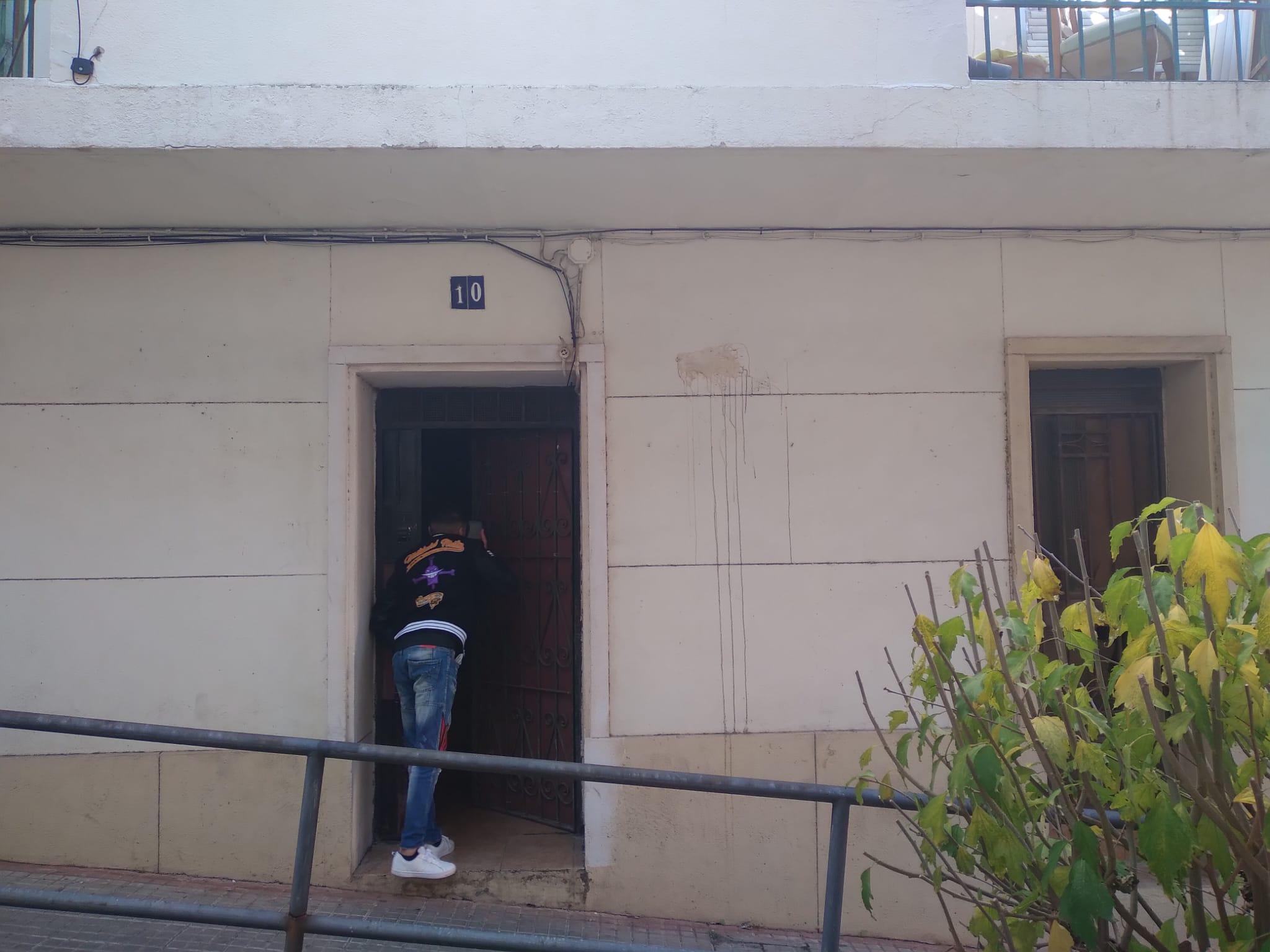 Casa en la que vivía Yassin Kanjaa, detenido por el atentado yihadista de Algeciras, por el que la Audiencia Nacional llama a declarar a 17 testigos, entre ellos, el sacerdote herido.