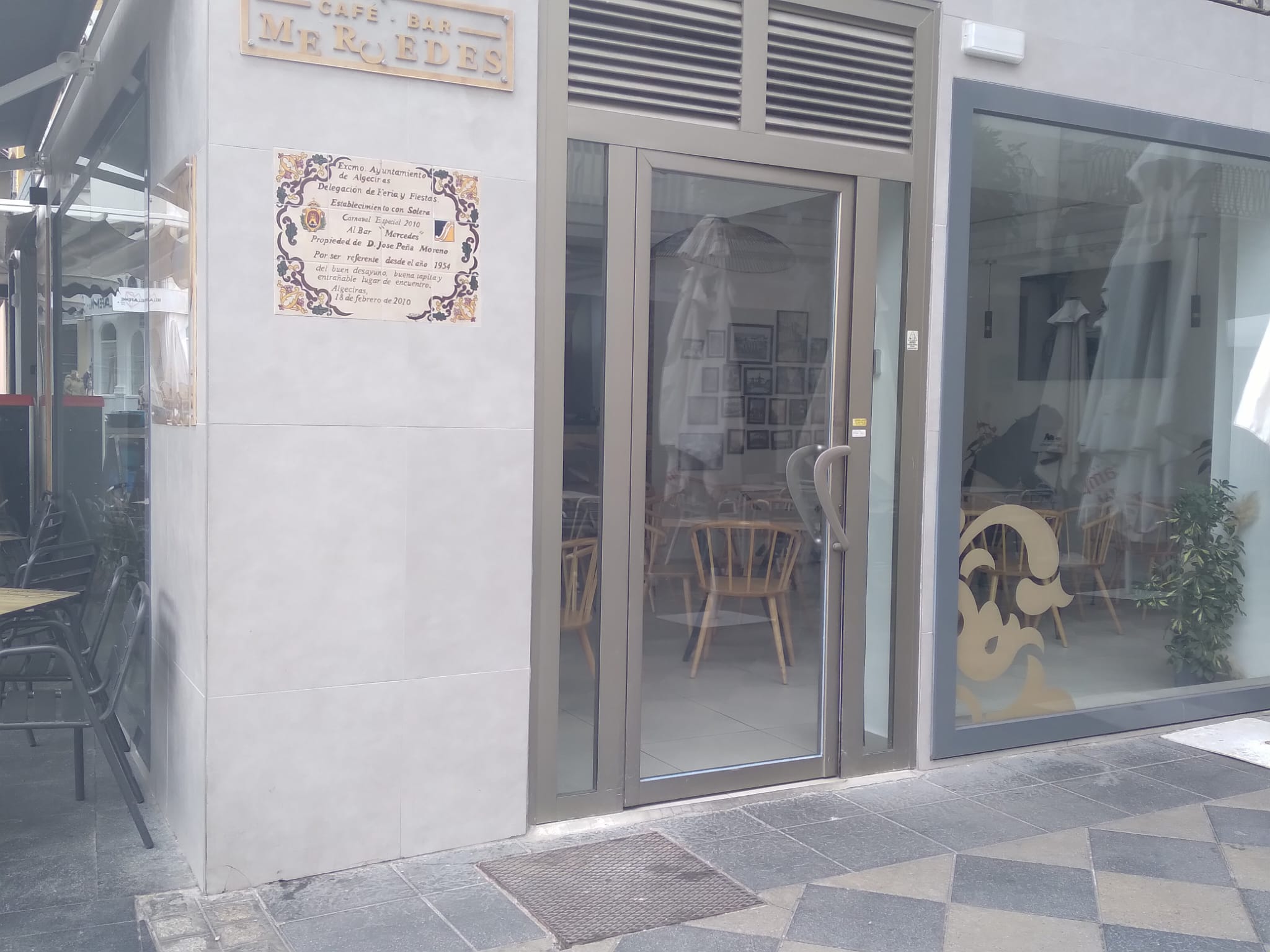 Puerta de cristal que rompieron para entrar a robar, ya arreglada.  Foto: M. A. B.