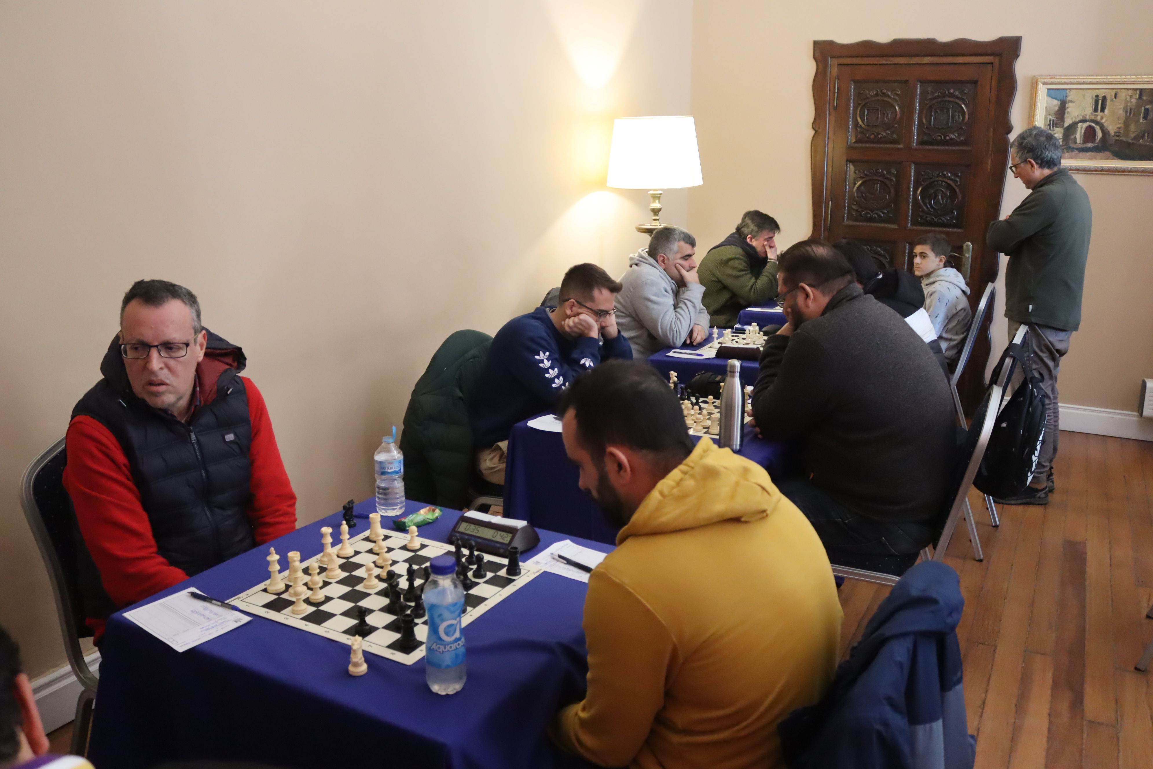 Las partidas del duelo entre el Globales Reina Cristina frente al Shahmat B sanluqueño/Foto: Axel S.C.