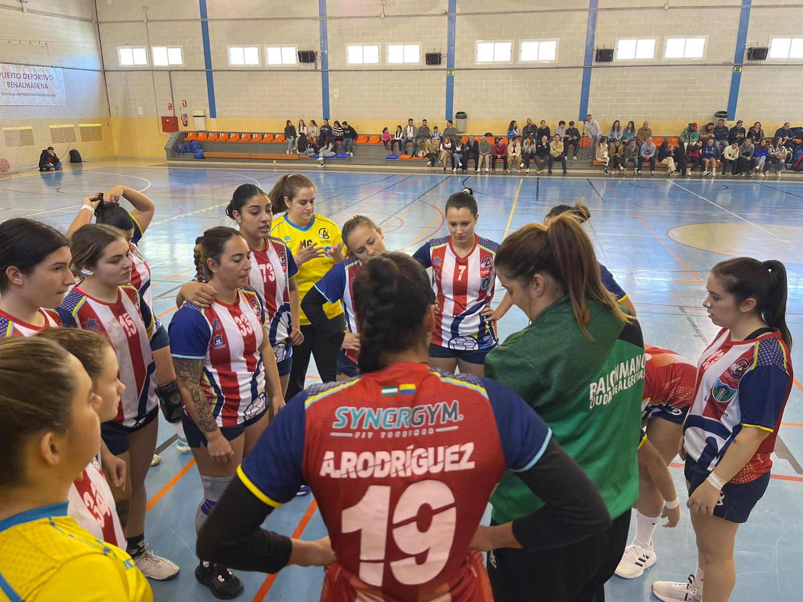 Las jugadoras del BM Ciudad de Algeciras atienden a Anabel Gómez en un tiempo muerto/Foto: DxTCG