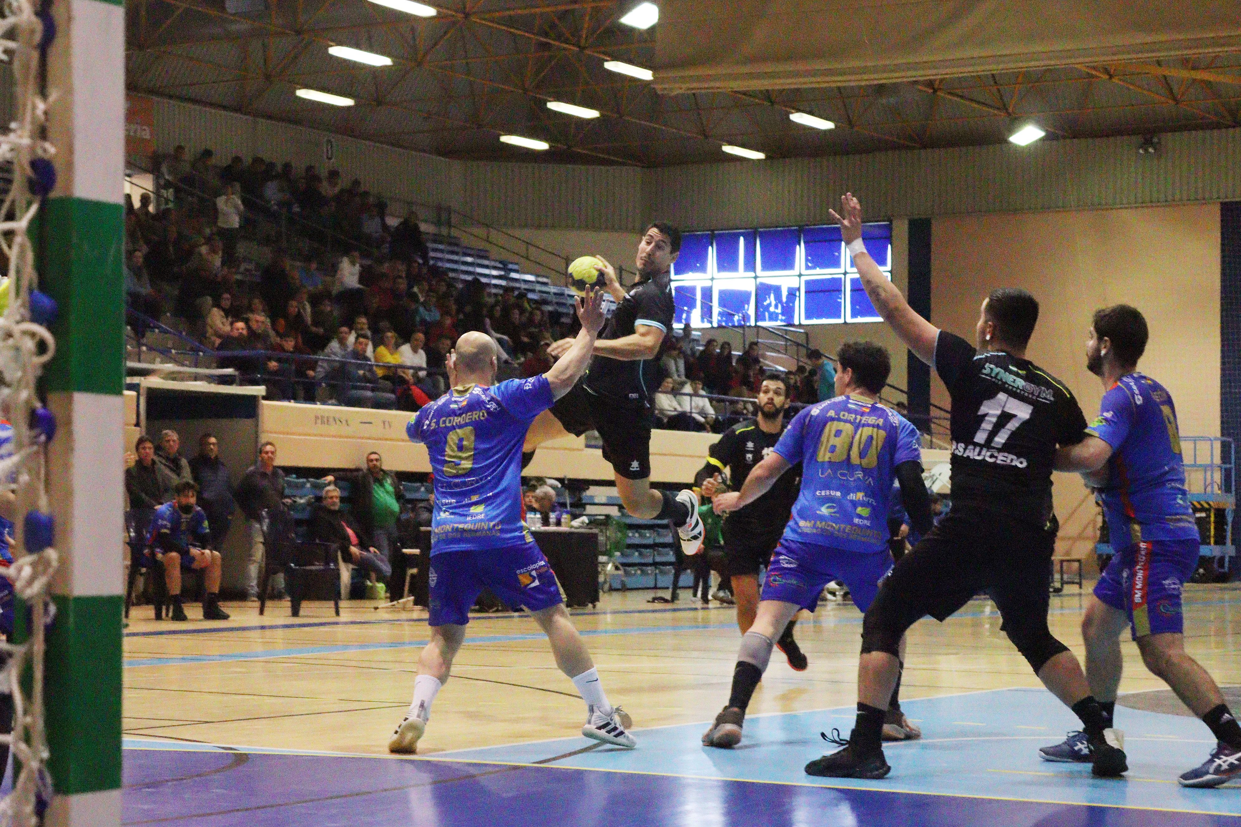 Adrián Santamaría, del BM Ciudad de Algeciras, salta para armar el disparo ante la portería del BM Montequinto/Foto: Axel S.C.