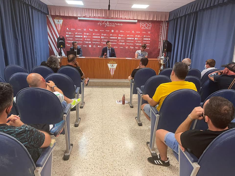 Félix Sancho habla con representantes de las peñas del Algeciras CF la temporada pasada