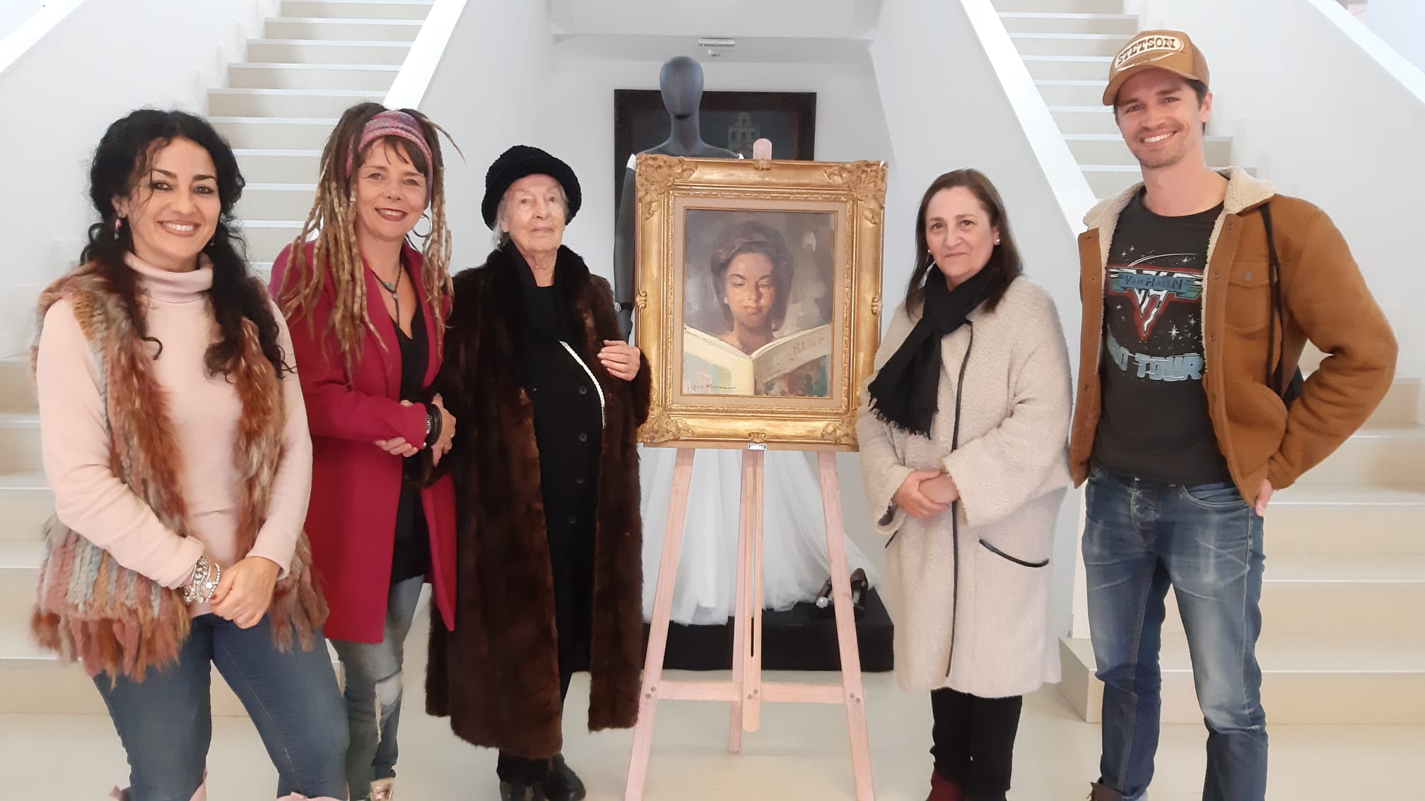 María Teresa Elizalde vuelve a verse retratada en el cuadro que posó para Cruz Herrera