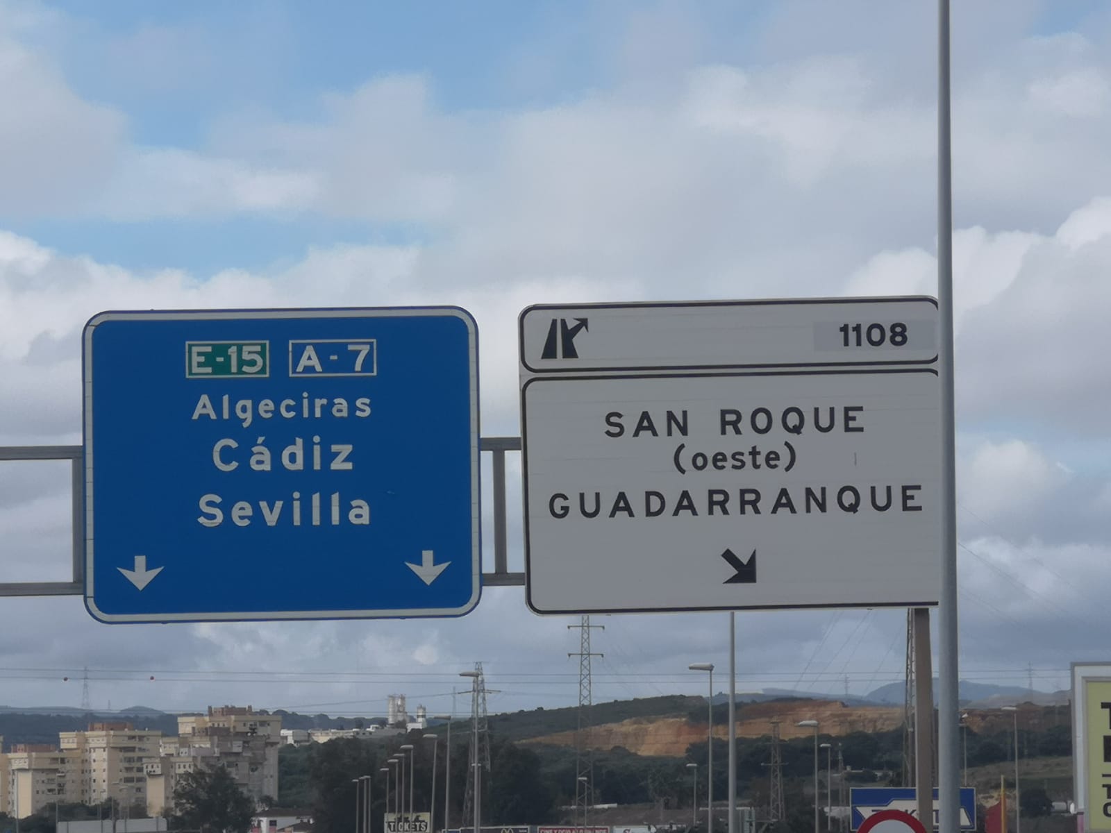 Más de 350.000 euros para cambiar el kilometraje de la A7 que comenzará ahora en Barcelona. Nueva señalética de la A-7 a su paso por el Campo de Gibraltar