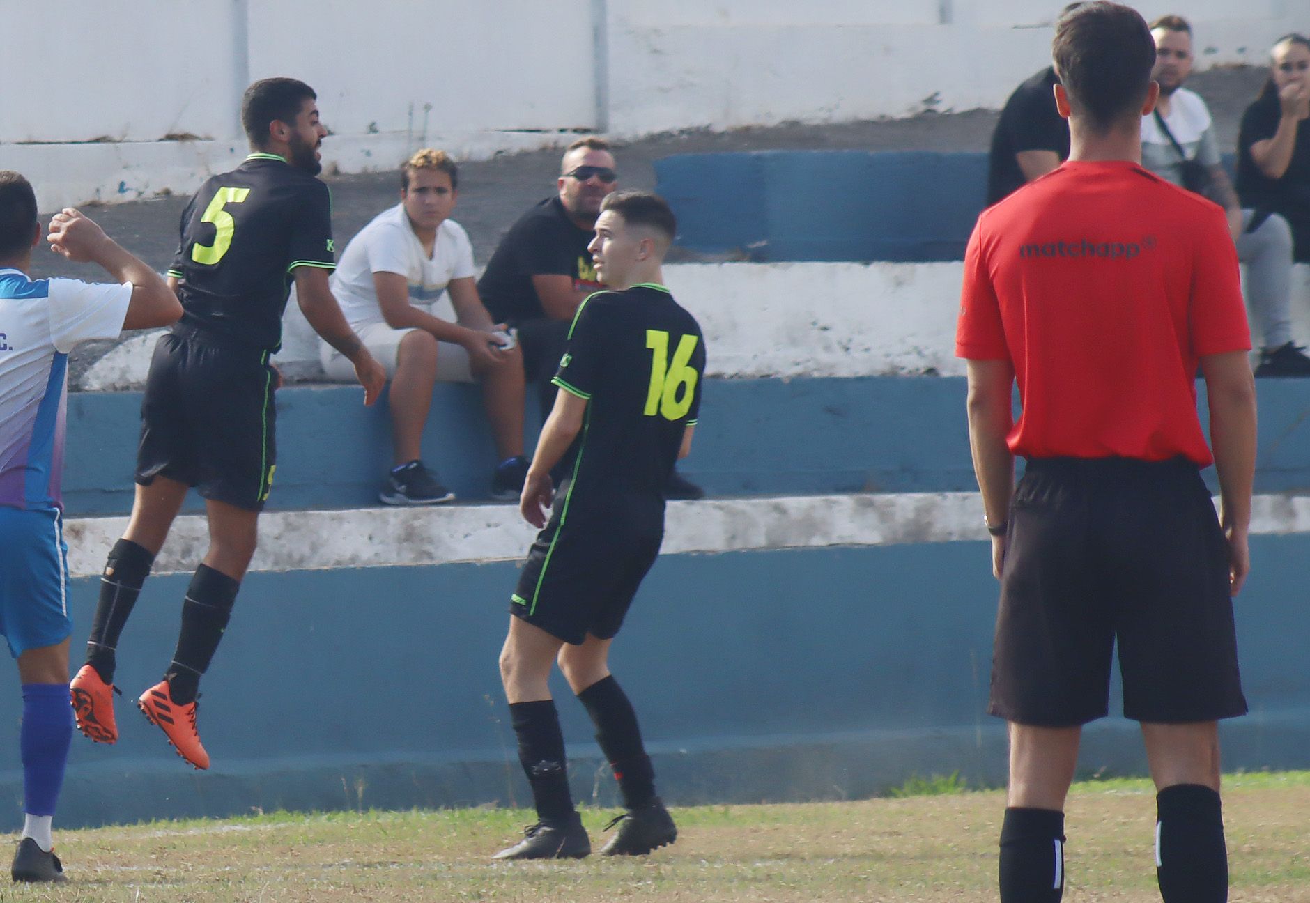 Javi Navarro, del Atlético Pastores, con el '16', ha sido sancionado con tres partidos